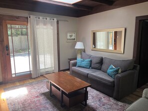 Smart TV, chimenea, libros, impresora