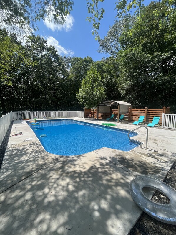 A heated pool - Cozy 3-bedroom vacation home just 5 minutes from Mount Airy Casino (Mount Pocono)