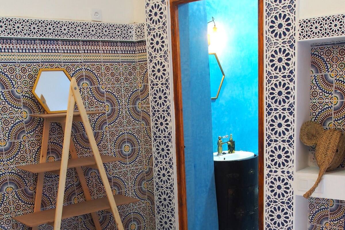 Habitación básica doble | Decoración personalizada y muebles diferentes