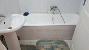 Haartrockner, Handtücher, Seife, Shampoo
