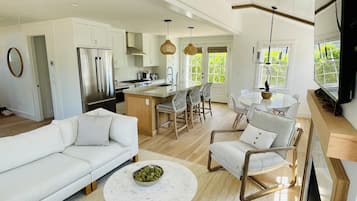 TV connectée, cheminée, chaîne hi-fi