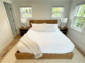 4 bedrooms, iron/ironing board, travel cot, free WiFi - Charming new construction 4br cottage in town (Nantucket)