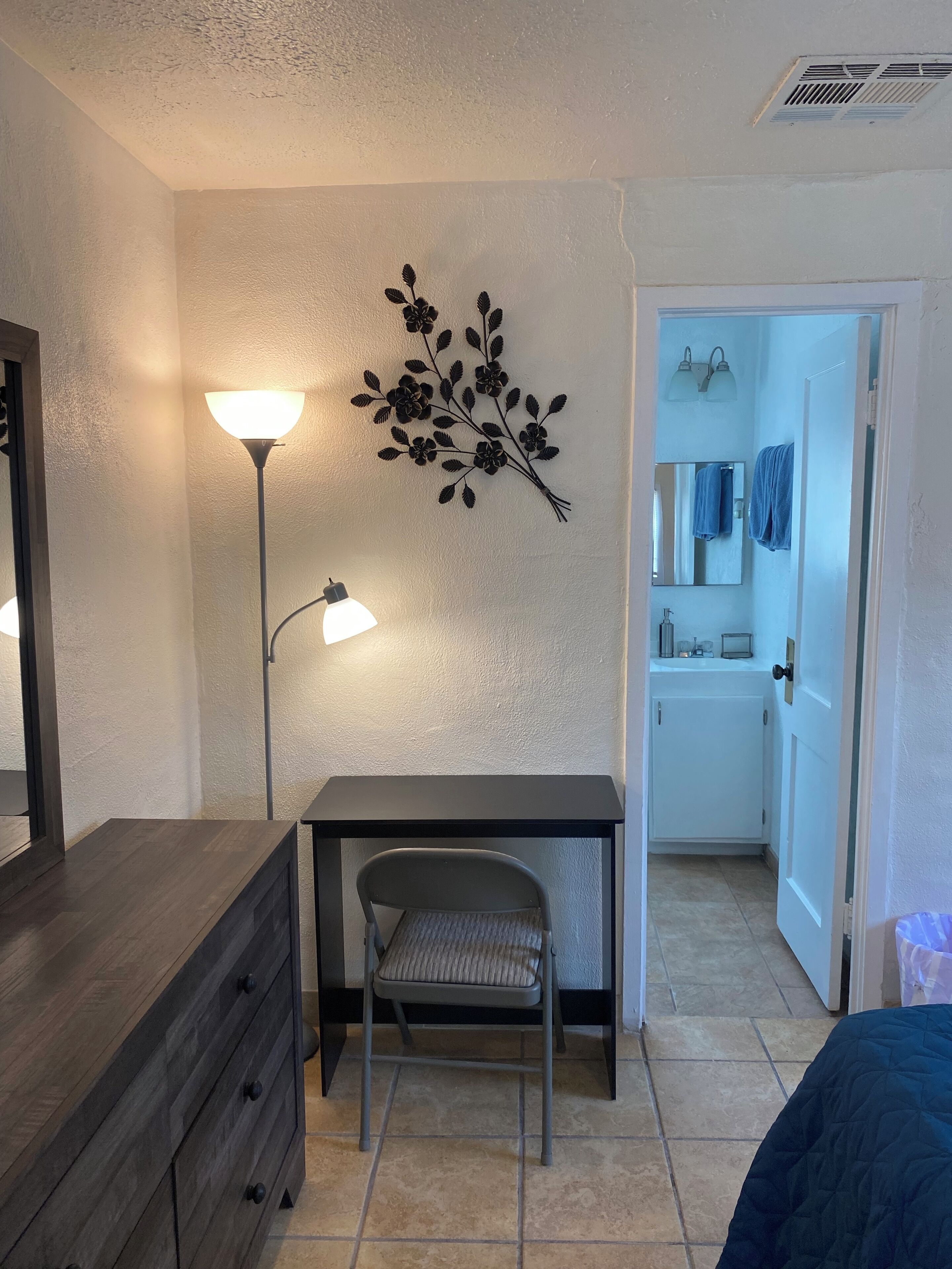 1 habitación, tabla de planchar con plancha, wifi gratis y ropa de cama 