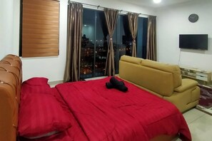 1 bedroom, desk, iron/ironing board, WiFi - Cozy and Relaxed Stay @ P. Daisey Studio Suite @Trefoil
 (Shah Alam)