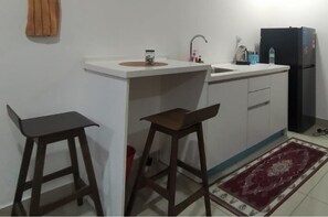 Fridge, electric kettle, cookware/dishes/utensils - Cozy and Relaxed Stay @ P. Daisey Studio Suite @Trefoil
 (Shah Alam)