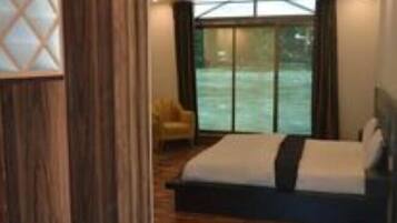 Deluxe Double Room | Iron/ironing board, free WiFi