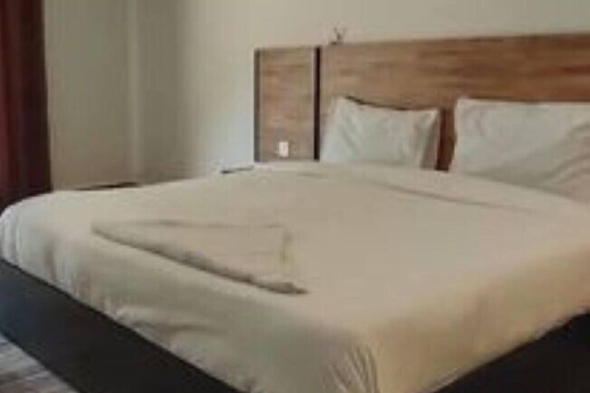 Deluxe Double Room | Iron/ironing board, free WiFi