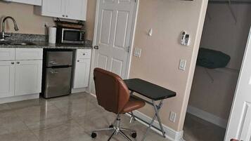 Refrigerador, microondas, cafetera y tetera y tostadora