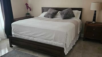 1 habitación, tabla de planchar con plancha, wifi gratis y ropa de cama
