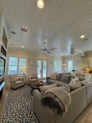 Smart TV, caminetto, libri