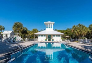 Alberca al aire libre y alberca climatizada