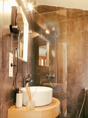 Economy Single Room | Bathroom | Shower, rainfall showerhead, hair dryer, towels - La petite Chefchaouen (Chefchaouen)