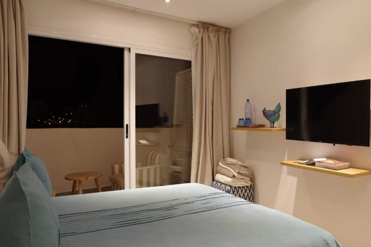 Deluxe Room | 1 bedroom, in-room safe, individually decorated, individually furnished