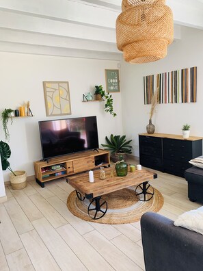 Een smart-tv, een open haard en videogames