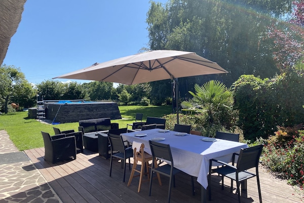 Terrasse avec salon de jardin et table extérieur