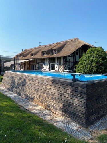 Lovely thatched cottage with pool, just 10 minutes from the glamour of Deauville