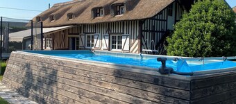 Lovely thatched cottage with pool, just 10 minutes from the glamour of Deauville