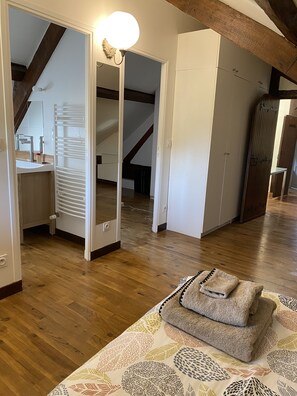 5 habitaciones, escritorio y tabla de planchar con plancha 