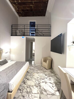 A hotel room with a bed, a desk, a chair, a TV, and a balcony. - MILUAR - Vanvitelli (Naples)