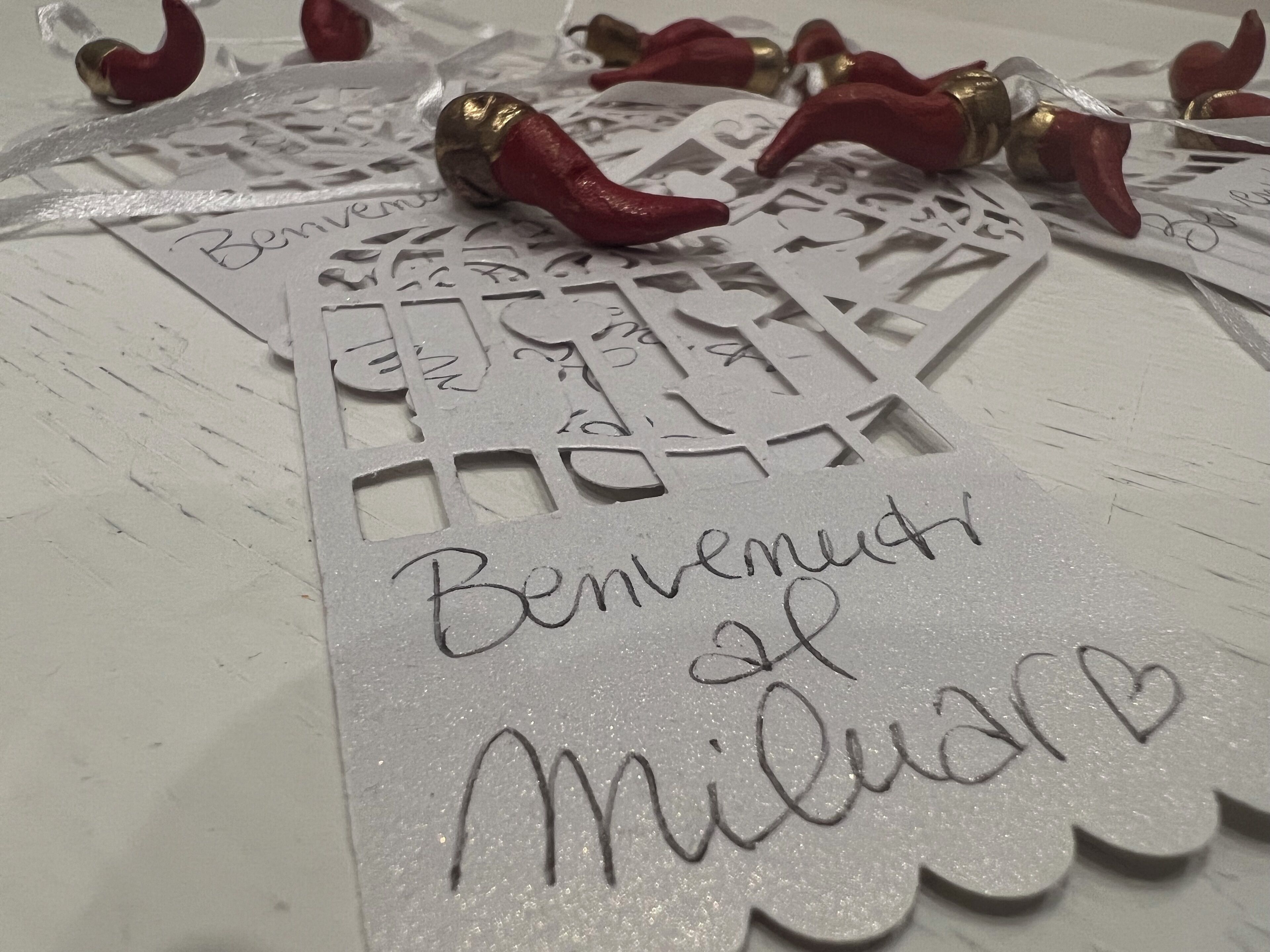 Een decoratief item met de tekst 'Benvenuti di Miluna' en een hartsymbool.