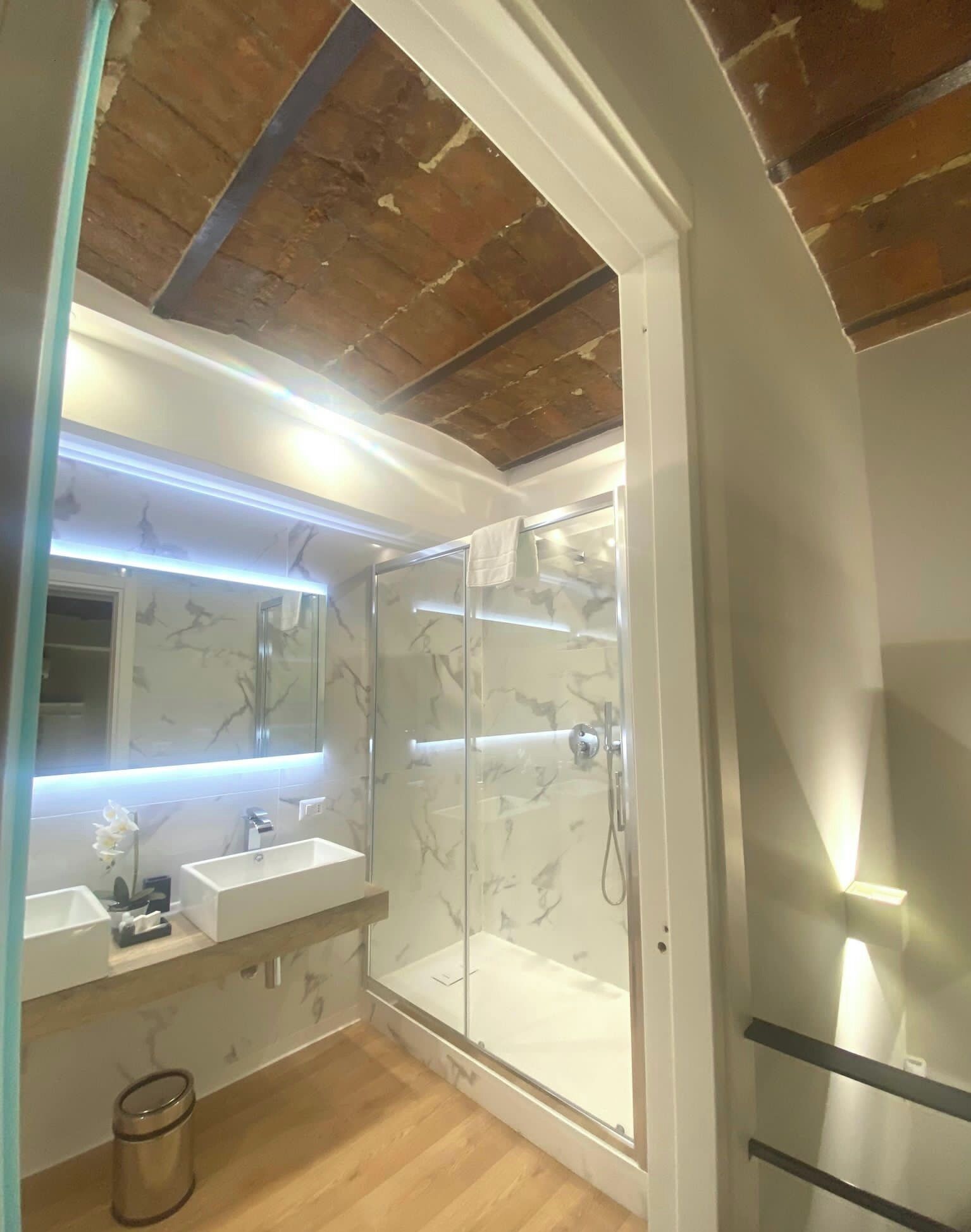 Quarto superior | Banheiro | Banheira de hidromassagem, chuveiro com efeito de chuva
