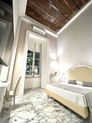 Luxury Room | Frette Italian sheets, premium bedding, down comforters - MILUAR - Vanvitelli (Naples)