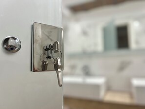 حوض استحمام بنظام ضخ المياه، دُش غزير، مجففات شعر، مراحيض شطف