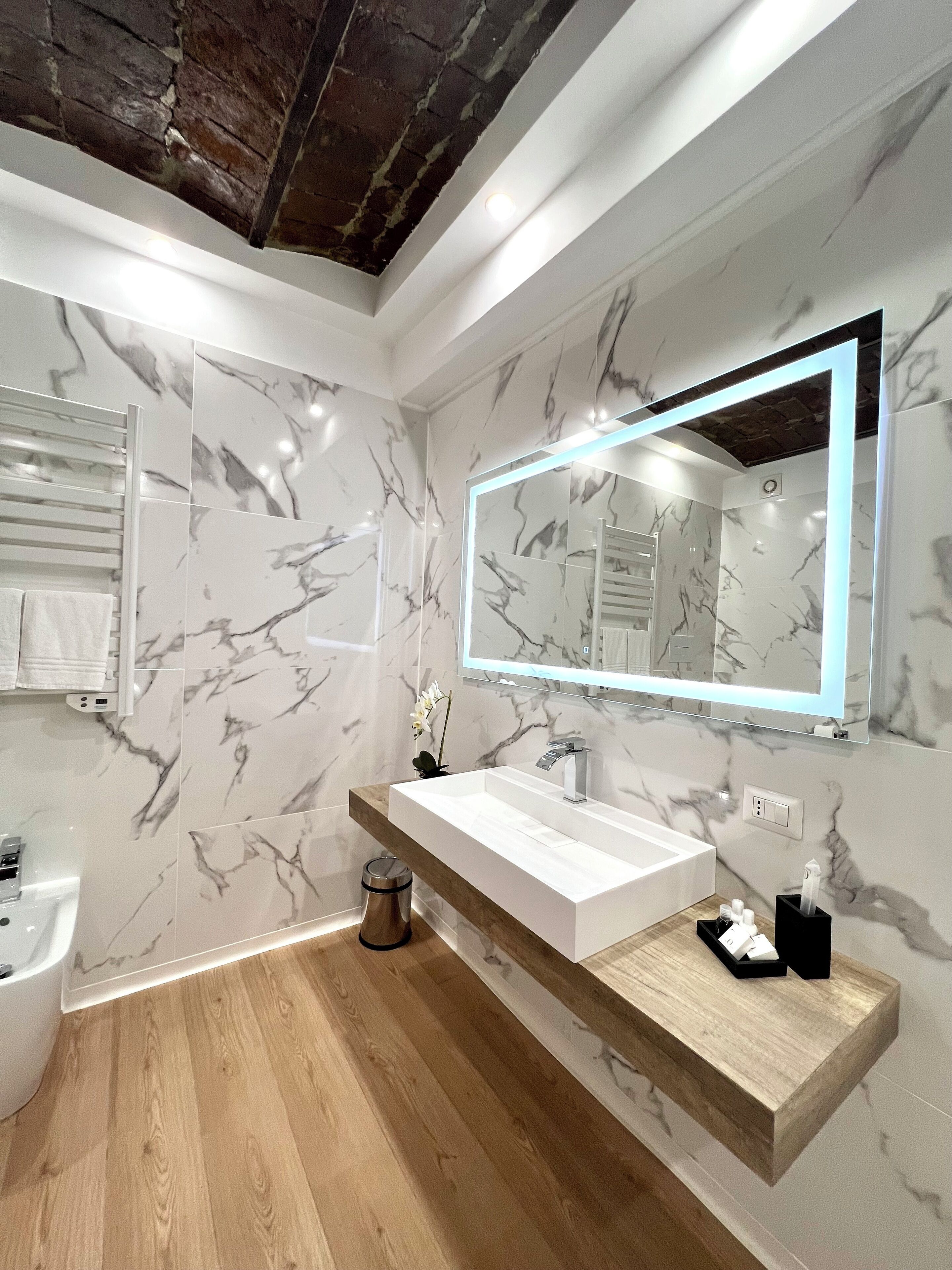 Quarto superluxo | Banheiro | Banheira de hidromassagem, chuveiro com efeito de chuva