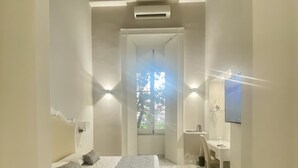 ห้องซูพีเรีย | ผ้าปูที่นอน Frette จากอิตาลี, เครื่องนอนระดับพรีเมียม, ผ้านวมขนเป็ด