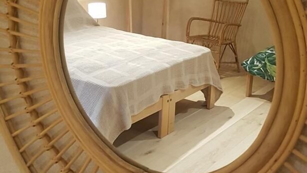 A circular wooden frame with a bed and a chair inside. - Gîte des Fayettes - Chambost Longessaigne (CHAMBOST LONGESSAIGNE)
