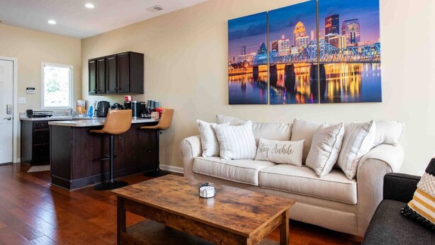 TV - Modern Apt above Restaurant. Walkable Shops & Bars (Louisville)