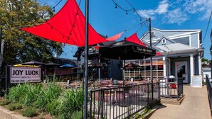 Outdoor dining - Modern Apt above Restaurant. Walkable Shops & Bars (Louisville)