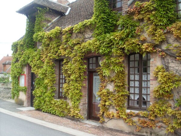 Exterior detail - Le Saint Hilaire - Saint Hilaire Sous Romilly (SAINT HILAIRE SOUS ROMILLY)