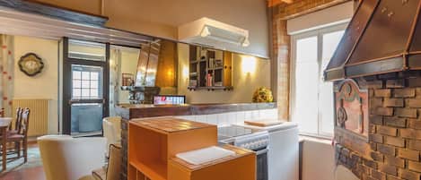 Micro-ondes, lave-vaisselle, chaise haute