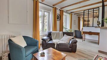 Televisie, een open haard, boeken en een kantoor