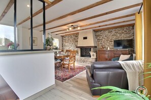 TV, fireplace, books, offices - Le Boiselande - Landebia (LANDEBIA)