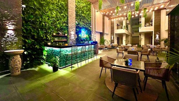 A modern indoor space with a bar area, seating arrangements, and green vertical gardens. - 3BR 2BA Escape 4 Pools • Wi-Fi • Onsite Shop • Onsite Restaurant • Near El Gouna (Red Sea Governorate)