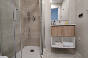 Suihku, hiustenkuivaaja, pyyhkeet