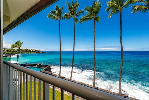 NEW !!!  DIRECT OCEANFRONT 
SUNSETS and crashing waves!Newly remodeled! GORGEOUS