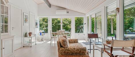 Smart TV, fireplace, DVD player