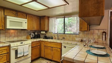 Cafetera y tetera, tetera eléctrica, tostadora y toallas de papel