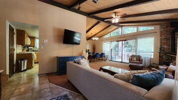 Televisión, chimenea, futbolito y monitor de computadora