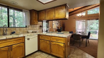 Cafetera y tetera, tetera eléctrica, tostadora y toallas de papel