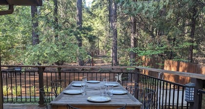 Charming Mountain Cabin: 3BD + Bonus Room in Woods