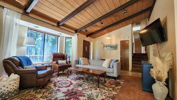 Fernseher, Kamin, Tischfußball, Computerbildschirme