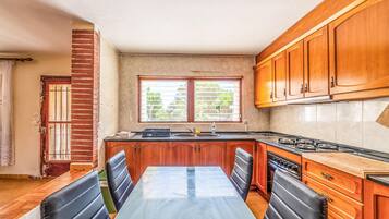 Een koelkast, een kookplaat