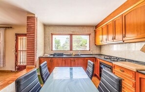 Refrigerador, microondas, parrilla de estufa y utensilios de cocina 
