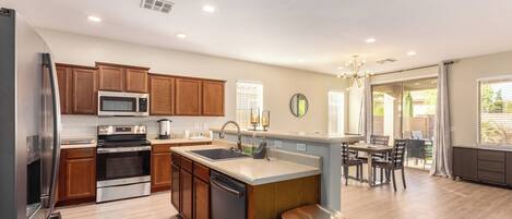 Geladeira, micro-ondas, fogão, cooktop