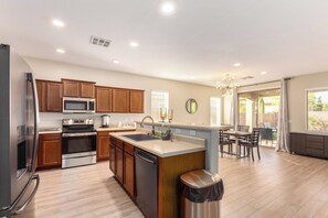 Fridge, microwave, oven, stovetop - Resort Lifestyle in Casa Grande  (Casa Grande)