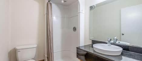 Tina, amenidades de baño gratuitas, secadora de cabello, toallas